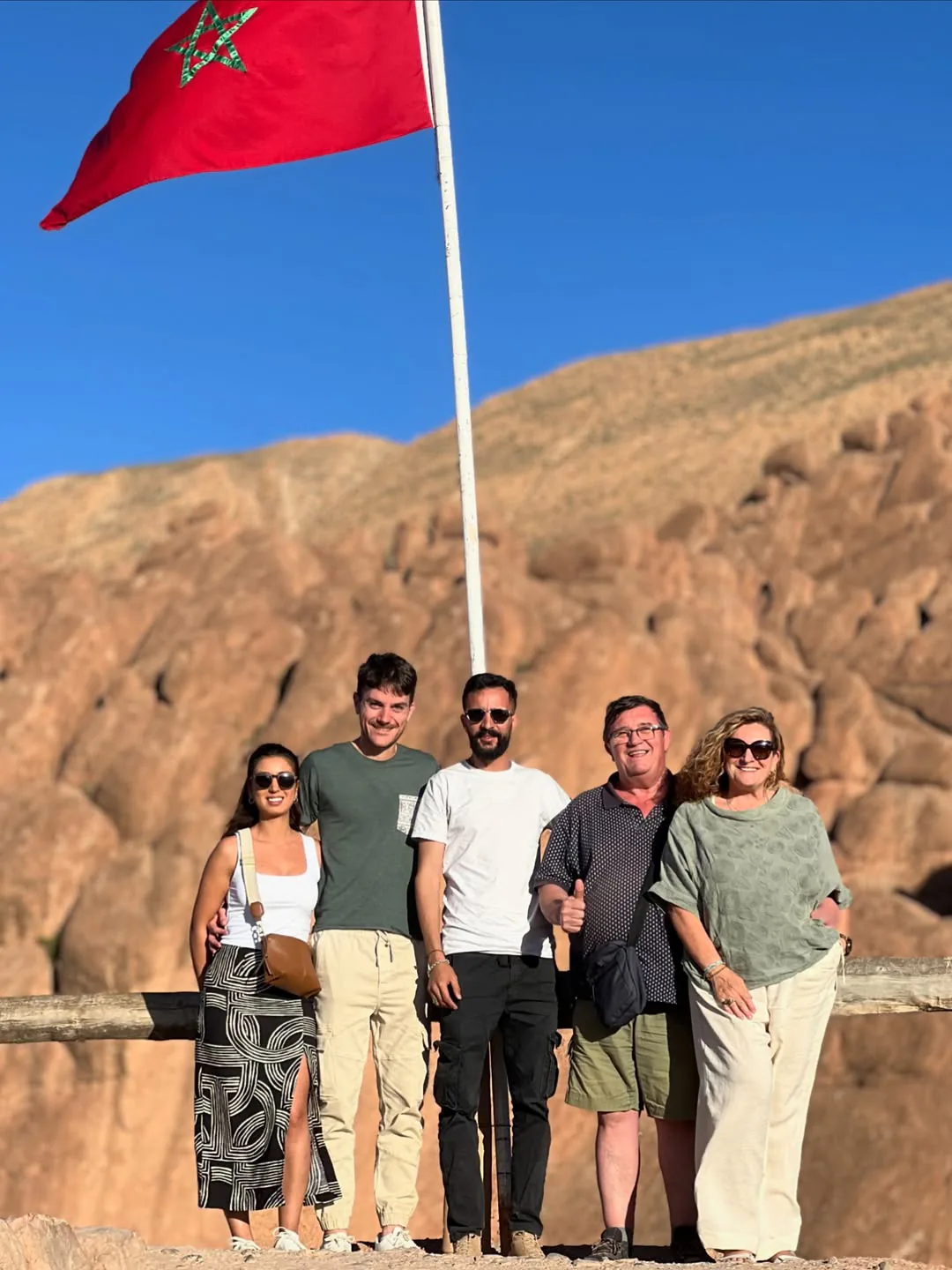 Viajeros en el valle del Dades durante la ruta por Marruecos